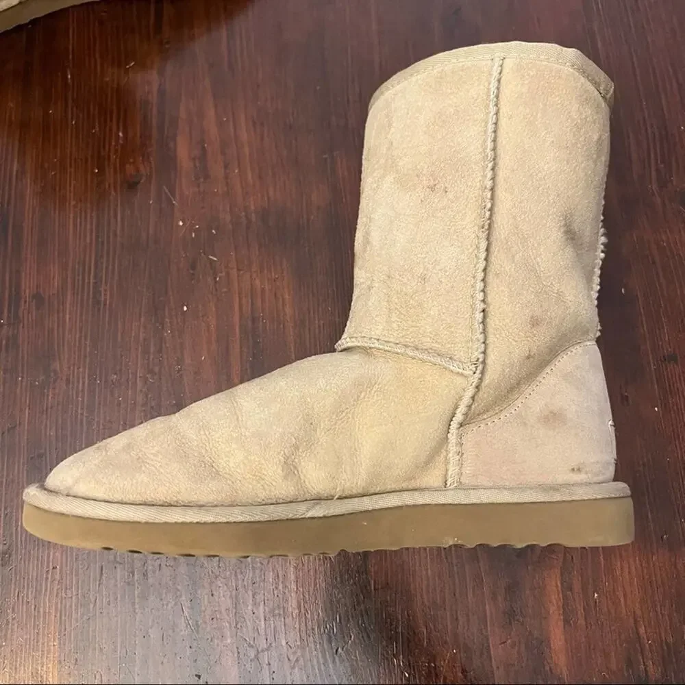 UGG Classic Short Boot Size 7 Sand
